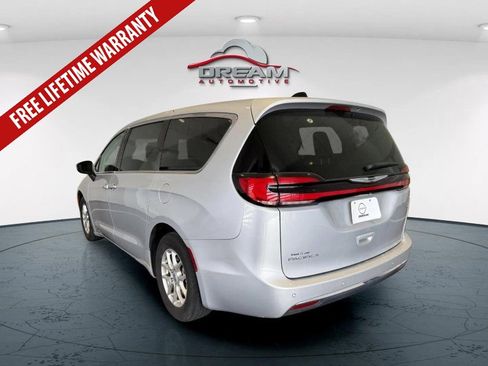Used 2023 Chrysler Pacifica Touring-L FWD image 5