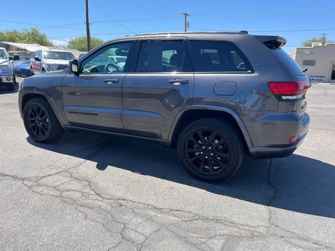 Used 2017 Jeep Grand Cherokee Altitude RWD image 8