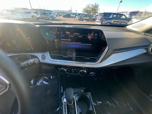 Used 2025 Chevrolet Trax LT w/ LT Convenience Package image 18