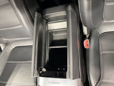 Used 2024 Mercedes-Benz GLC 300 4MATIC image 11