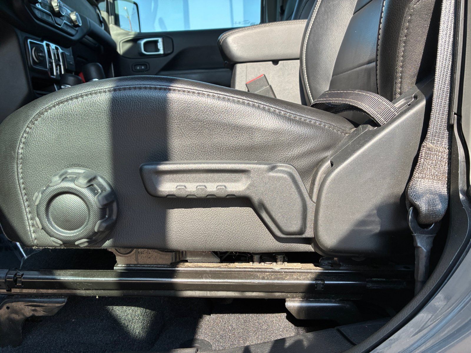 Used 2020 Jeep Wrangler Unlimited Sahara AWD/4WD image 14