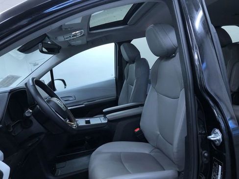 Certified 2025 Toyota Sienna XLE image 18