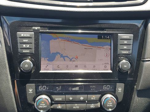 Used 2019 Nissan Rogue SV w/ Premium Package AWD/4WD image 16