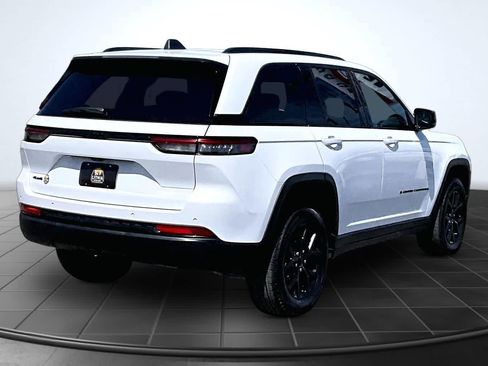 Used 2024 Jeep Grand Cherokee Altitude AWD/4WD image 23