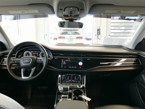 Used 2023 Audi Q8 Premium image 20