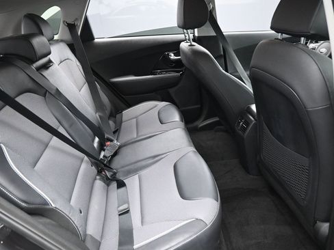 Used 2020 Kia Niro EX image 31