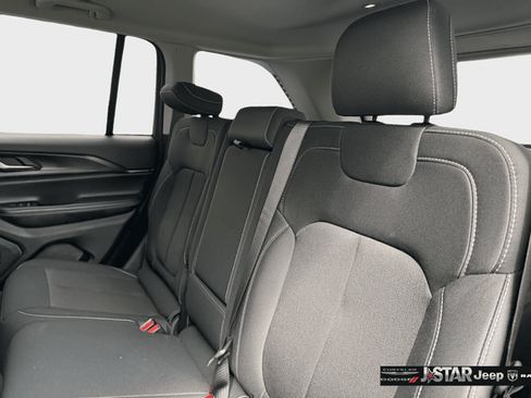 Used 2023 Jeep Grand Cherokee Laredo AWD/4WD image 29
