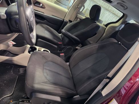 Used 2023 Chrysler Voyager LX FWD image 6