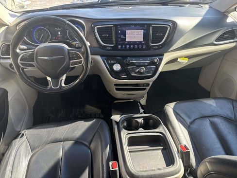 Used 2019 Chrysler Pacifica Touring-L FWD image 15