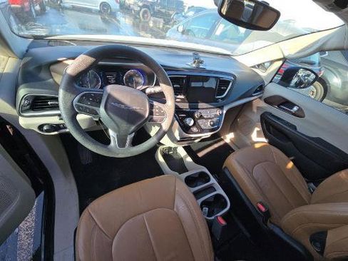 Used 2017 Chrysler Pacifica Touring w/ Tire & Wheel Group image 12