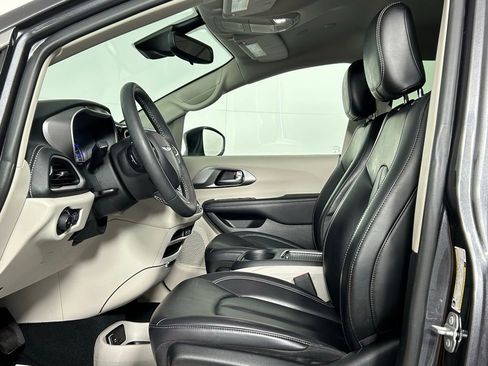 Used 2023 Chrysler Pacifica Touring-L image 31