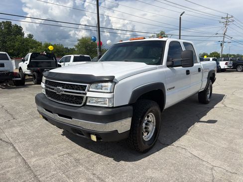 Used 2007 Chevrolet Silverado 2500 W/T w/ Snow Plow Prep Package AWD/4WD image 4