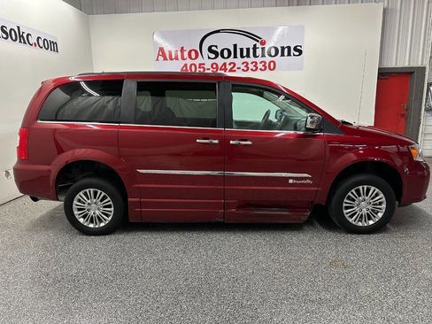 Used 2015 Chrysler Town & Country Touring-L w/ Driver Convenience Group image 8