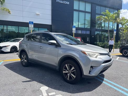 Used 2018 Toyota RAV4 XLE FWD image 2