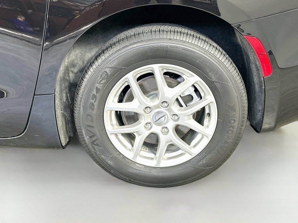Used 2025 Chrysler Pacifica Select FWD image 32