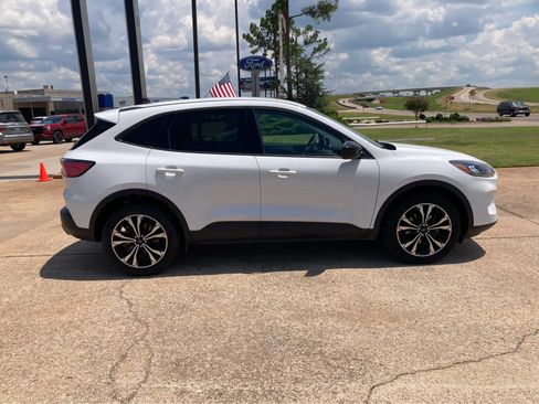 Used 2022 Ford Escape SE w/ SE Sport Appearance Package AWD/4WD image 8