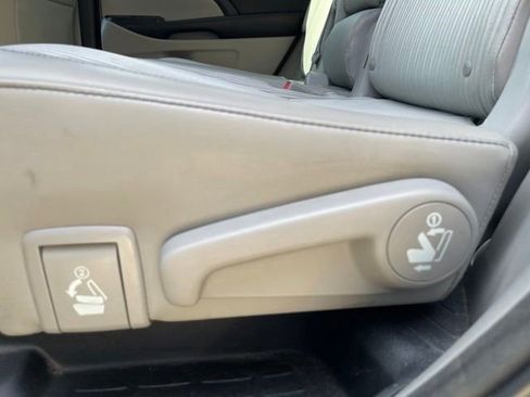 Used 2015 Toyota Highlander Plus FWD image 32