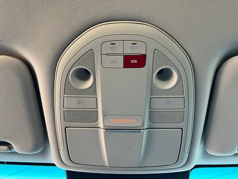 Used 2025 Genesis G70 2.5T image 17