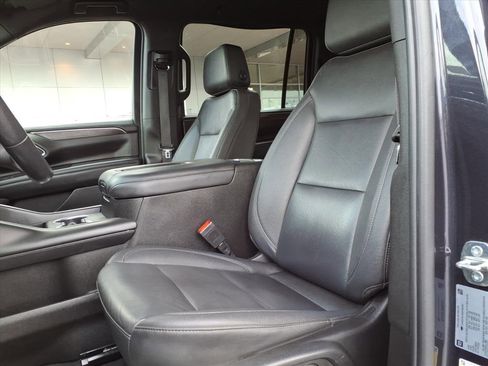 Used 2022 Chevrolet Suburban Z71 w/ Luxury Package image 17