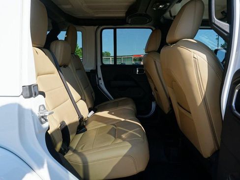 Used 2018 Jeep Wrangler Unlimited Sahara w/ Dual Top Group AWD/4WD image 28