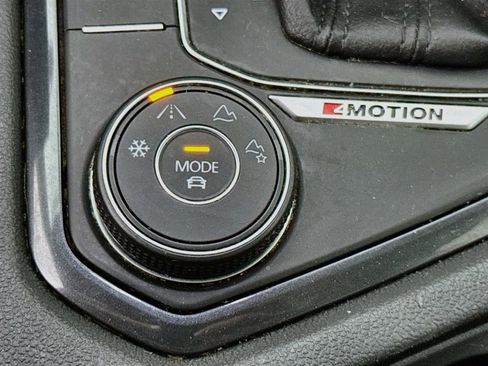 Used 2018 Volkswagen Tiguan SE w/ Panoramic Sunroof Package AWD/4WD image 11