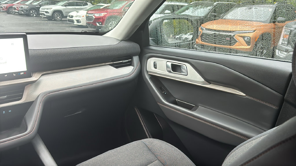 Used 2025 Ford Explorer Active AWD/4WD image 32
