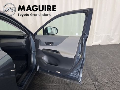 Used 2023 Toyota Venza LE image 18