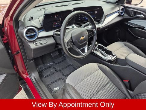 Used 2025 Chevrolet Trax LT w/ LT Convenience Package FWD image 11