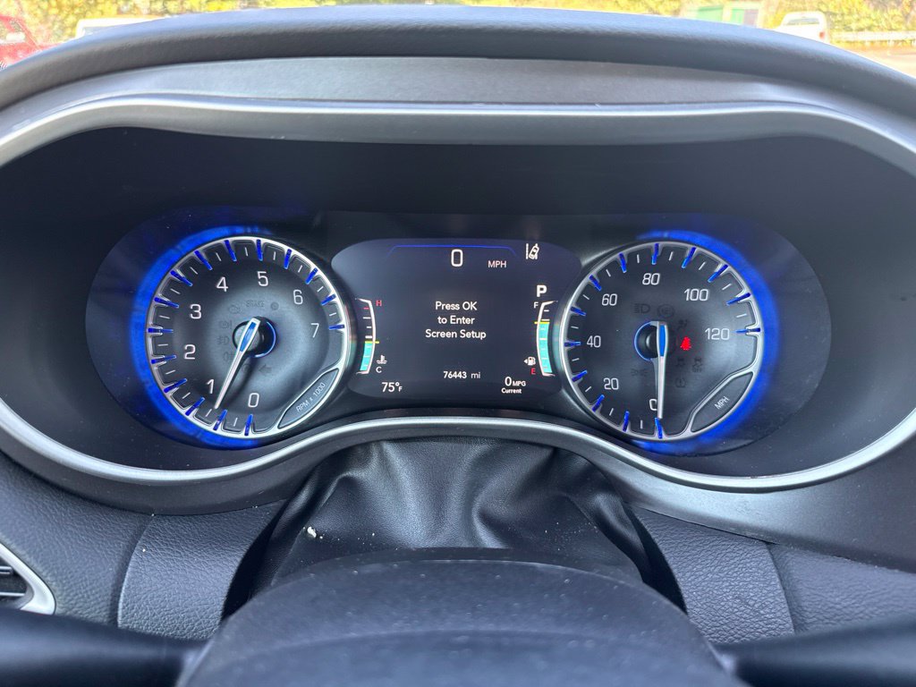 Used 2024 Chrysler Pacifica Touring-L FWD image 7