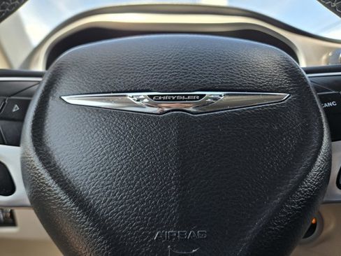 Used 2023 Chrysler Pacifica Touring-L FWD image 25