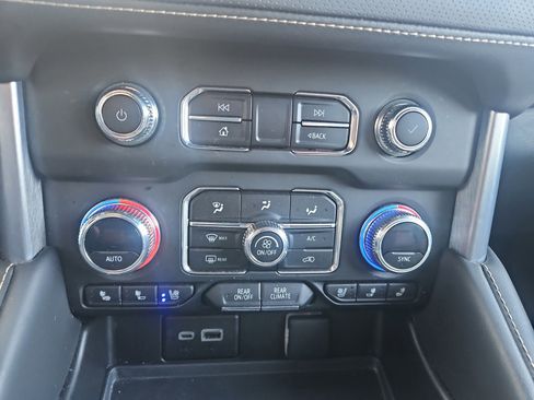 Used 2023 GMC Yukon SLT image 11