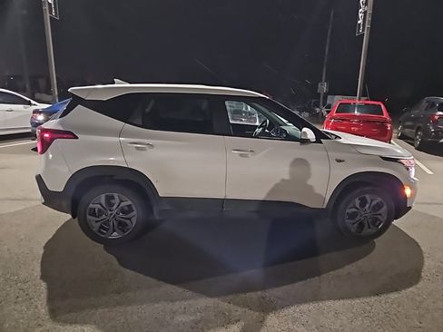 Certified 2024 Kia Seltos LX image 2