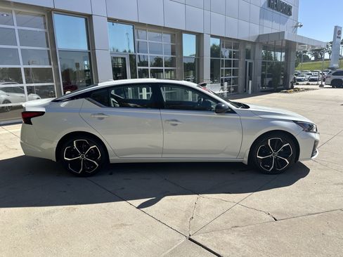 Used 2023 Nissan Altima 2.5 SR w/ SR Premium Package FWD image 10