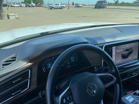 Used 2025 Volkswagen Atlas SE image 37