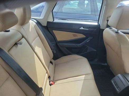 Used 2019 Volkswagen Jetta SE w/ Cold Weather Package FWD image 4