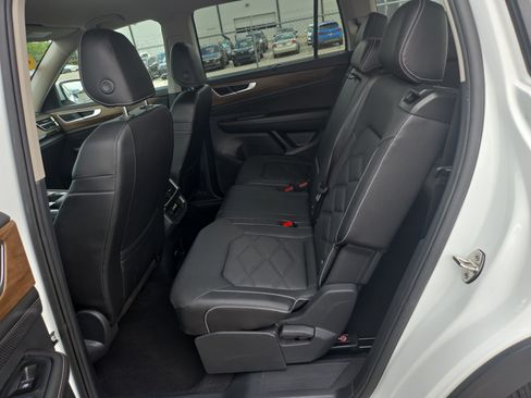 Used 2025 Volkswagen Atlas SE FWD image 9