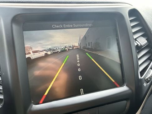 Certified 2017 Jeep Cherokee Latitude w/ Comfort/Convenience Group image 23