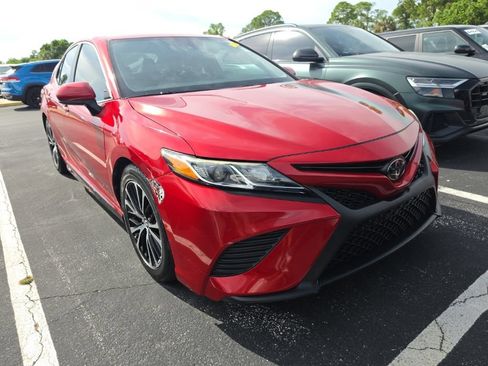 Used 2019 Toyota Camry SE FWD image 2