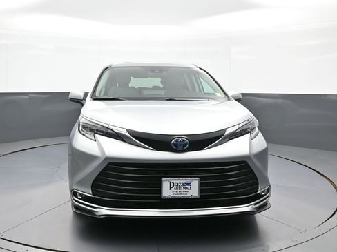 Certified 2024 Toyota Sienna XLE AWD/4WD image 2