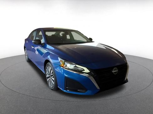 Used 2025 Nissan Altima 2.5 SV FWD image 3