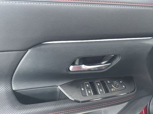 Certified 2025 Nissan Kicks SR image 19