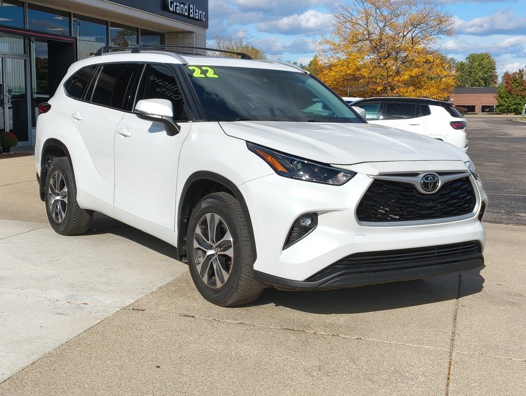 Used 2022 Toyota Highlander XLE AWD/4WD image 3