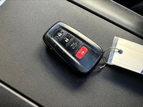 Used 2021 Toyota Highlander XLE image 36