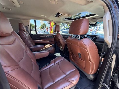 Used 2019 Cadillac Escalade ESV Premium Luxury AWD/4WD image 33