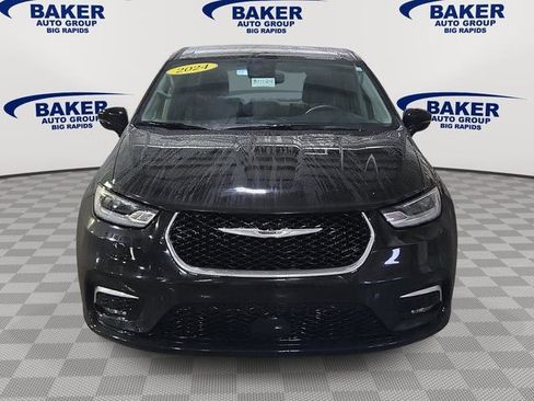 Used 2024 Chrysler Pacifica Touring-L image 9