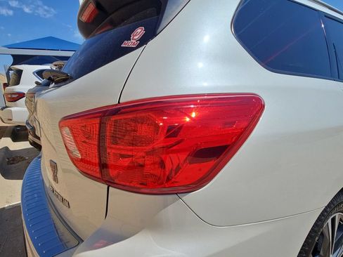 Used 2018 Nissan Pathfinder Platinum FWD image 8