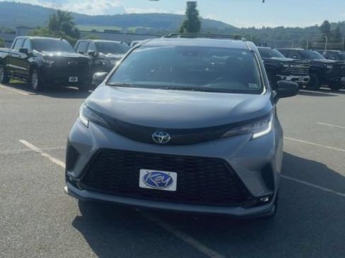 Used 2025 Toyota Sienna XSE w/ XSE Plus Package AWD/4WD image 3