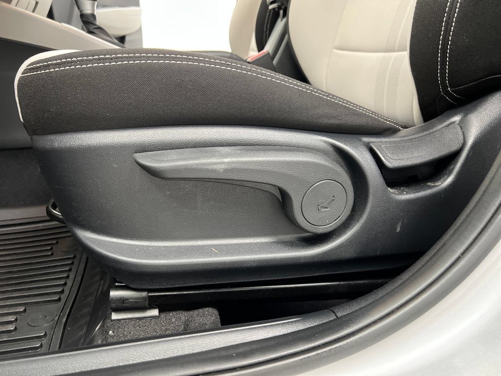 Used 2025 Hyundai Venue SEL FWD image 13