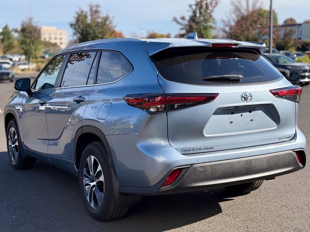Used 2024 Toyota Highlander XLE AWD/4WD image 3