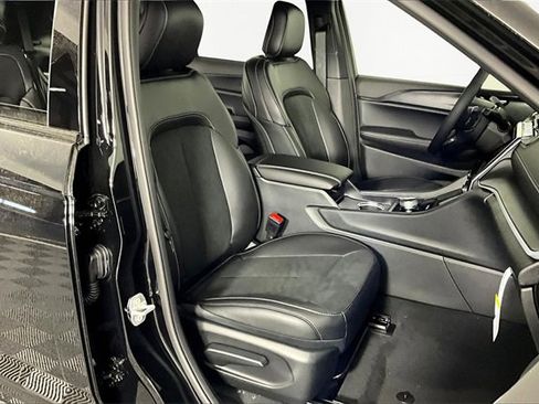 New 2025 Jeep Grand Cherokee L Altitude image 11